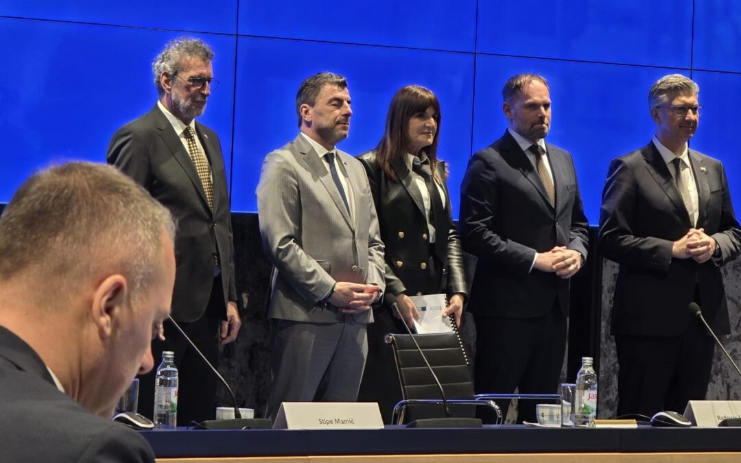 Ravnateljici Jadranki Marasović svečano uručeni ugovori o gradnji nove škole